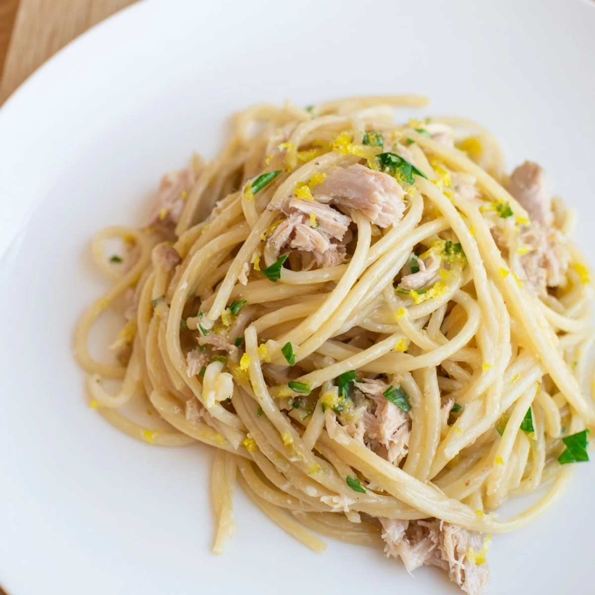 Flaky lemon-garlic tuna spaghetti, a quick weeknight meal bursting with vibrant flavors, ready to eat.